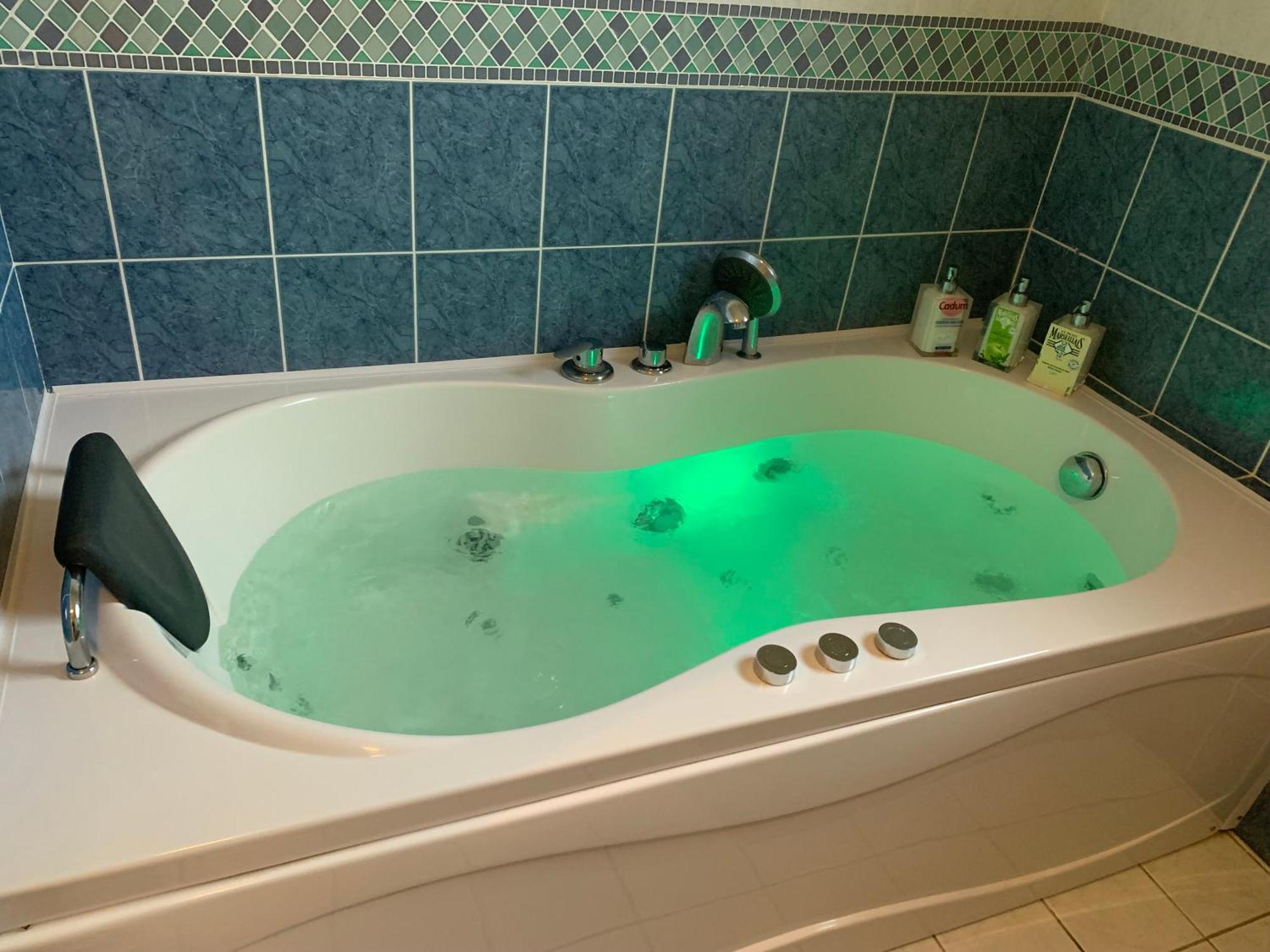 Gite 3 Etoiles Les Gourlines Avec Balneo, Veranda, Piscine Et Garage Avermes Exterior foto